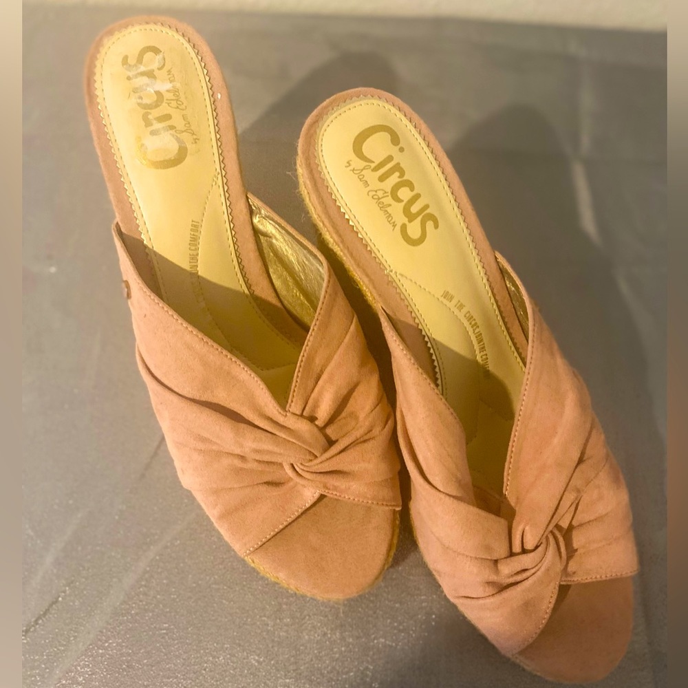 Pink Twist Knot Wedge
